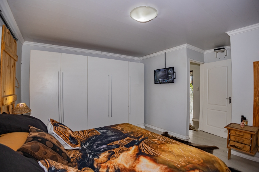 5 Bedroom Property for Sale in Loucharmante Western Cape